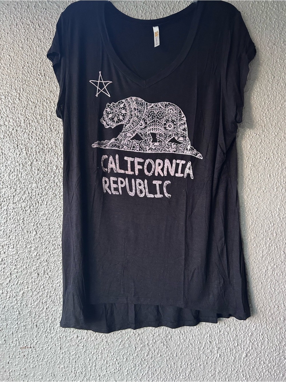 Ocasion Black V-Neck Tee with White 'California Republic' Bear Graphic 2X